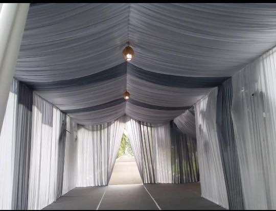 Tenda Plafon Draperi Abu-abu Putih