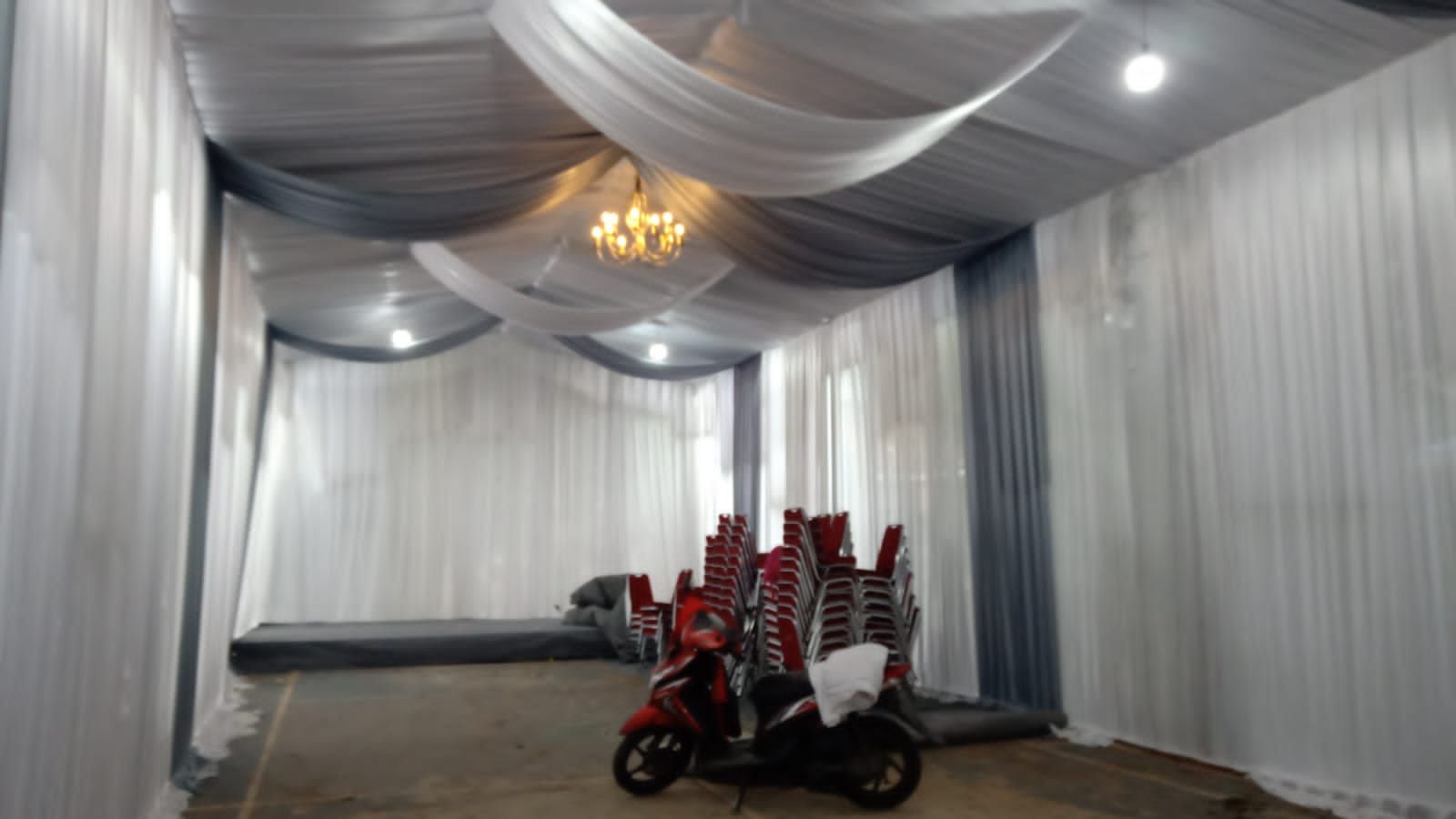 Tenda Plafon Serut Abu-abu Putih